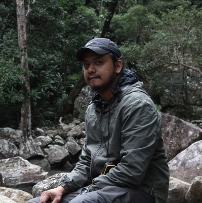 I am a plant ecologist and PhD student at Concordia University, Montreal. I study  natural regeneration and community assembly of tropical trees.