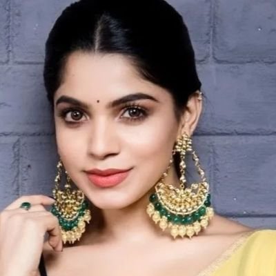 मैं एक सात्विक विचारों की, अपनी ही धुन में जीने वाली, अल्हड़, दीवानी ,अलमस्त ब्राह्मणी महिला हूं जो सिर्फ अपने मानदंडों पर जीती है और राजनीति से अत्यंत दूर है।