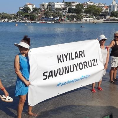 Kıyılar ortak varlığımızdır. Yaşam alanımız kıyıların her türlü işgaline karşı, kıyılarımızı savunuyoruz. Şezlongsuz Datça istiyoruz!