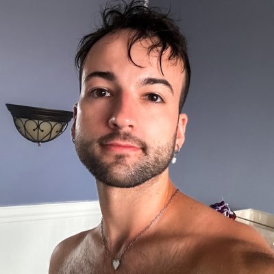 I’m like that guy from Men In Black except all the bugs inside me are adorable 🐛he/him