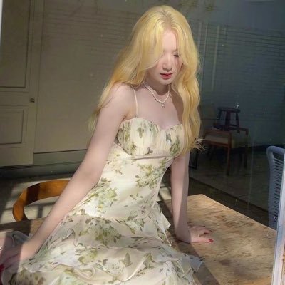 вуменс/стенка кпоп/люлю молочный коктейль банан и фоткать всякое на свой задрипанный айфончик 🐣