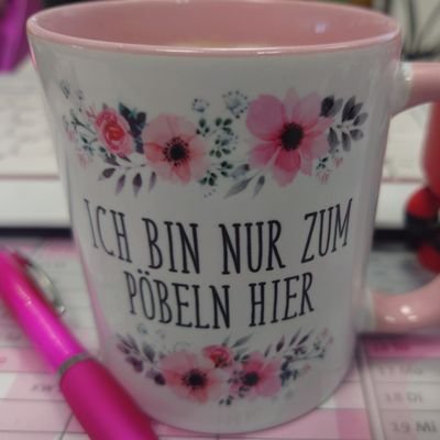 ist zum Spaß hier. Schreibt von Erlebnissen, Kindern und Karma.
Love, Peace & Apfelstrudel.