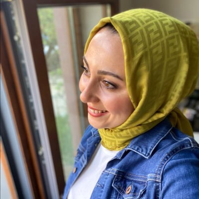 zeynepsafak19's profile picture. 