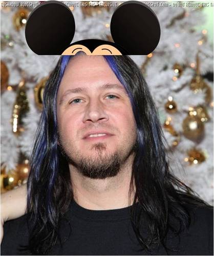 Recém contratado do Evanescence que mora na Disney agora.