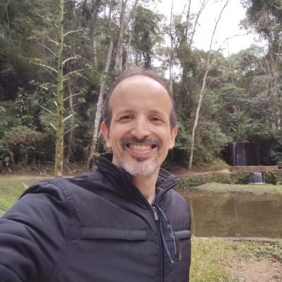 Cristão. Bancário. Bacharel em Contabilidade. Pós Graduado em Auditoria e Controladoria. Investidor.