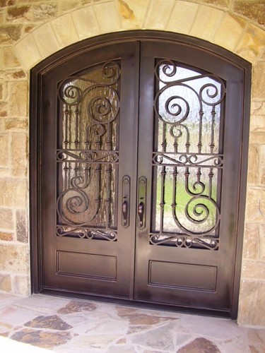 Hacemos de tu casa un hogar seguro con nuestras puertas clásicas, contemporáneas y artísticas. Además de ventanas, protectores y herrería en general. 481-11-12