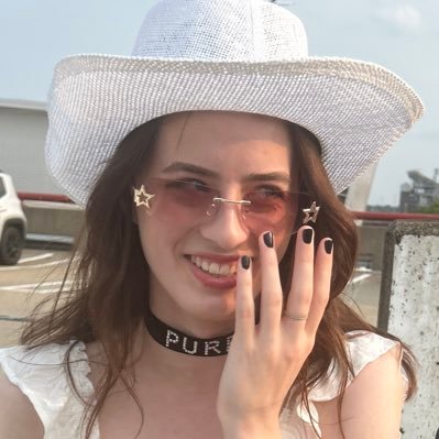 emmascharre's profile picture. certified in stealing ur girl since 2004