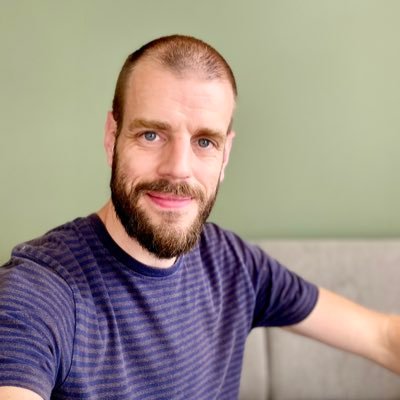 met Canon fotograferende en fietsende Productie Directeur bij @editoo.