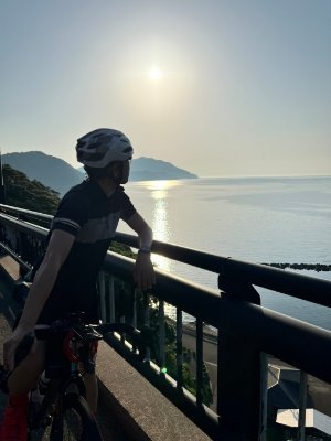 自転車乗ったりテニスしたり写真撮ったりする元おにいさん。
ブログ運営 / 琵琶湖 / OLYMPUS / SPECIALIZED Roubaix/ Instagram / amazonアソシエイトで「自転車キャンプストア」 運営中