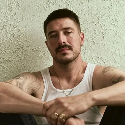 Am best known as Marcus Mumford a British singer, songwriter, musician and record producer. Am best known as the lead singer of the folk band Mumford & Sons.