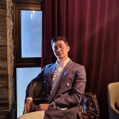 junrong1980's profile picture. 没有人可以回到过去重新开始，但每个人都可以从现在开始，创造一个全然不同的结局。