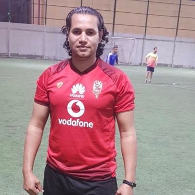 عاشق كرة قدم بشجع الاهلي المصري وريال مدريد هواياتي العب رياضة السباحة والجري
