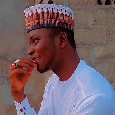 تَسَتَّرْتُ عَـامِي فِي ظِلاَلِـــكَ نَـاصِرِي
فَدَامَـــتْ سُتُـــورِي إِذْ تُــزَالُ سُتُــور