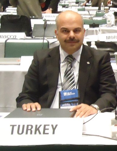 1970 Konya
1994 ODTÜ Mak.Müh.
1999 MBA.YL.
2005 Ph.D.Doktora.
2017 Uluslararası İlişkiler
1995'den beri TSE'de.
2010 SMIIC Kurucu Gen.Sekreteri.