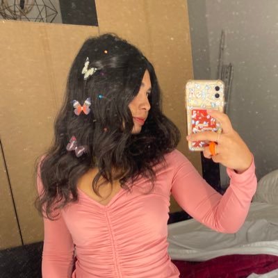 Isa143's profile picture. put on a happy face 😊 she/hers