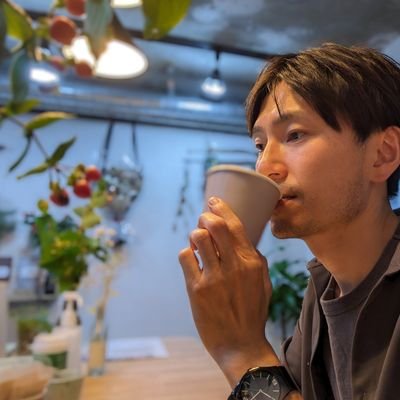 ~スナックのような喫茶店～【いちりんのはな】店主。間借り店舗と出張タイプ。
「何気ない日常のほっとする時間」を作れたら。
経歴:カフェ、喫茶店店員・給食調理員・清掃員·フリーター・ニート •調理師・栄養士/
温泉、神社、空、旅行、花、カフェ、散歩、ぼーっとするのが好き。生活力高め。いつかお会いしましょう。