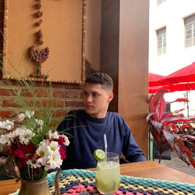 hisnameisvini's profile picture. Meia volta, volver