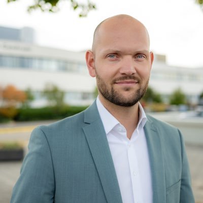 Dienstverlening Schiedam | Trouwambtenaar | PvdA | Feyenoord | IQuizzen | Oud-wethouder Nissewaard