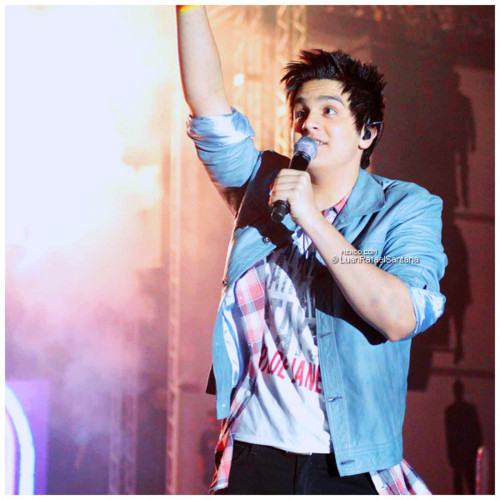 Vai chegar um tempo em que você vai me olhar em meio a multidão, abrir um sorriso enorme e cheio de orgulho pensando: ''ela ainda está aqui'' since: 30/04/2011