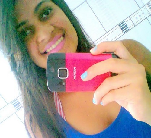 '- Não sou de demonstrar sentimentos, mas sou cheia deles. Eu sofro em silêncio, amo com o olhar e falo por sorrisos. :)