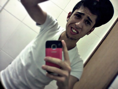 Sou apenas um cara feliz , apaixonado por automobilismo (;