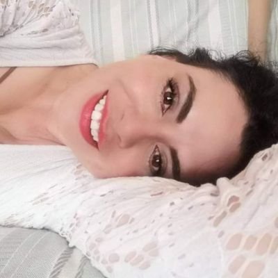 ANARQUISTA MULTICOLOR, ALEGRE SIN PRINCIPISMOS, FANATICA DE LA MITOLOGIA, LA POLITICA Y LOS BUENOS MOMENTOS