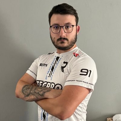 Vice Président de la structure Race eSport Team.

Pilote à temps perdu et créateur de contenu (vidéo, photo)

#forzabluesquad !