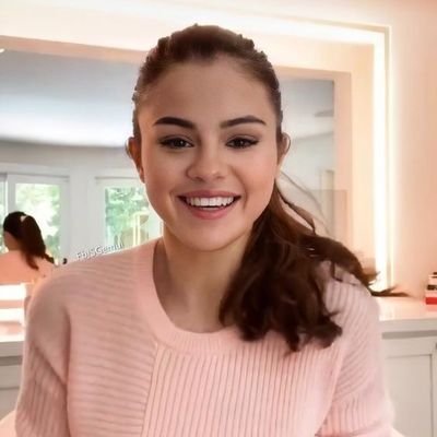 Hyphens is me Selena Gomez follow me up so we can communicate more better okay my fans I really love you all packed and friends follow me up so we can communica