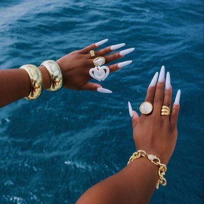 30.10.2021 🤍 Raver Barbie 🦇🎀 entitled uppity ivoirian | artistically clairvoyant. | ✨féministe inutile de Twitter✨ autrement dit baby RadFem