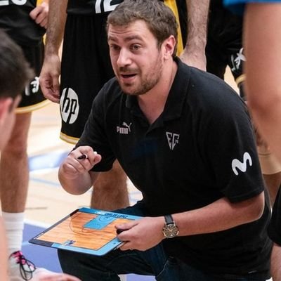 Licenciado en ADE. Entrenador superior de baloncesto. Máster de Gestión Deportiva UPV.