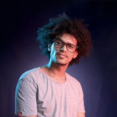 Sharop774's profile picture. مصمم جرافيك متخصص في الشعارات والهوية البصرية.