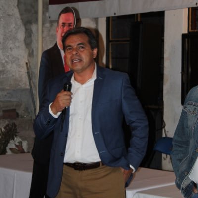 Contador Publico de Profesión, de Izquierda por convicción y Universitario de Corazón. UNAM