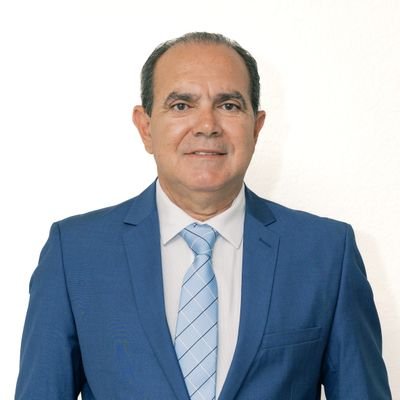 Advogado, amante da boa mesa, landeiro, viajante, tricolor.