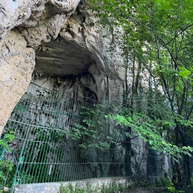 Paleo por partida doble: dedicación profesional y edad decrépita. Un arqueólogo a la orilla del mar.