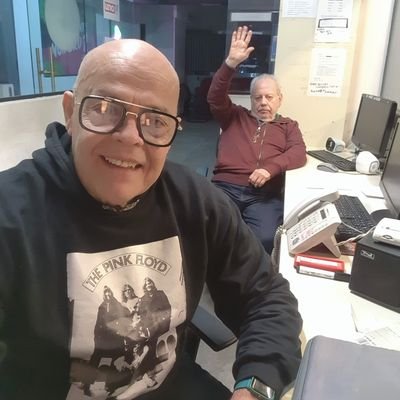 Julio Manuel González Sanabria, más conocido como Julio González Cabello, periodista deportivo paraguayo de radio y televisión, especializado en la narrac