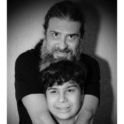 Esquerdopata, petralha, mortadela e vou pra Cuba. Autor de Legado de Bathory, Predadores, Emboscada, Scrum para Escritores e Filh@s dessa Mãe Gentil.