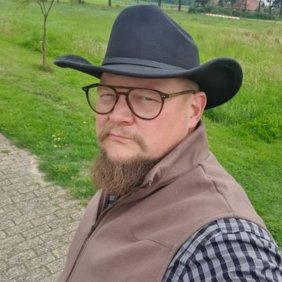 SalverdaB's profile picture. E-ingenieur (ing.) met een hobbyboerderij.
Werk liever slim dan hard. 
Buitenmens, levensgenieter.
LIEVER DOOD DAN SLAAF!