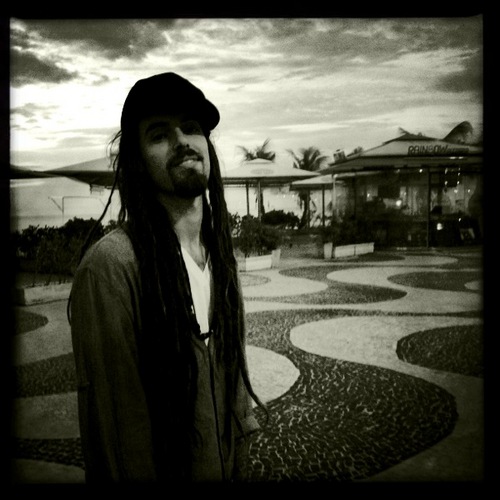 Latin Grammy Nominee Music Producer from Brazil based in Los Angeles for the last 14 Years... A&R at Warner Music Brasil