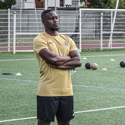Entraîneur adjoint à aubervilliers 
Diplôme du BEF UEFA A 

Joueur professionnel de football  International guinéen 🙏🏾 
OS19 🇬🇳
