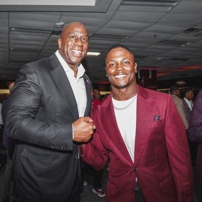 UnitedShowYo's profile picture. #lakeshow #raisehail #MUFC
https://t.co/gUTVtYtRlA