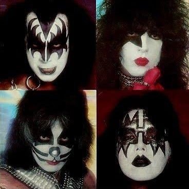 Fan de KISS, groupie necio, me encanta platicar de música y Rayado de corazón (Bills y Yankees) no digo nada interesante casi nunca y soy muy metiche en twitter