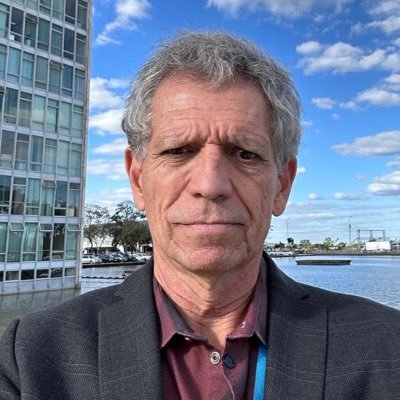Jornalista petista, comunista, vegetariano e Lula13. quero seguidores.
