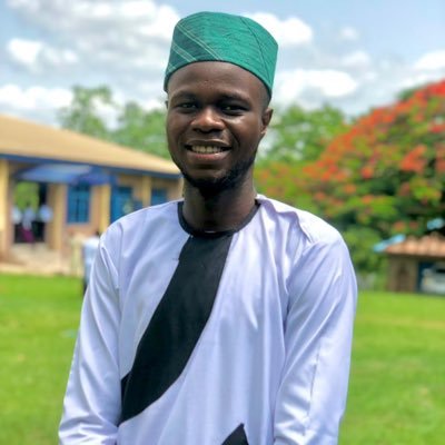 I'm an extrovert (cozy with conversations and socializing), zoologist/parasitologist/political analyst and football junkie 😎🕵️🧑💼⚽.