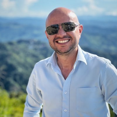 Comunicador Social y Periodista. Líder de Comunicaciones, facilitador en innovación y tallerista en marketing digital .