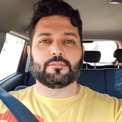 Professor (de latim, português e italiano), poeta e beberrão de café.