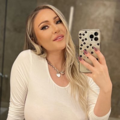 SegunOritz16's profile picture. Flourish Finding strength in challenges. 🌿 Follow me to brighten your day