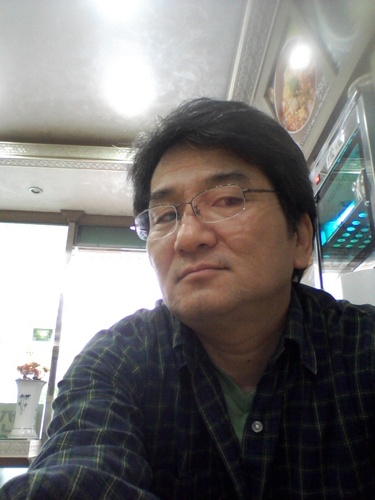 56세 대한민국 소시민, 베이비부머 모래시계 세대. 서민을 다시 없는 순으로 하면 난 상위 1%에 듭니다. ㅍㅎㅎㅎㅎ 가카, 큰애, 준표가 말로만 엄청 챙겨주는 대표적 서민이지만, 정작 난 노무현/이외수/안철수/문재인/나꼼수 좋아한다는
