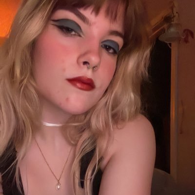 milfmuncher00's profile picture. 21 she/they 🐛 thoughtiest daughter