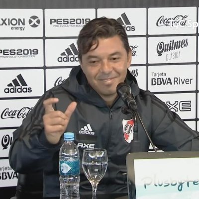 25. Artista (presuntamente), hincha de River Plate, fan de The Beatles y zurda de mierda adyacente. Fundamentalista de la mística y la mufa. English/Español.