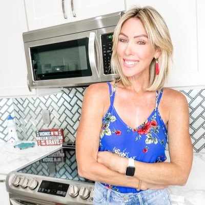 I help busy & overwhelmed moms lose 10-15lbs in 90 days with my Mindful Eating Method. Functional Nutrition/Fitness Trainer/Cancer Survivor/Registered Nurse